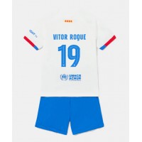 Camiseta Barcelona Vitor Roque #19 Segunda Equipación Replica 2023-24 para niños mangas cortas (+ Pantalones cortos)